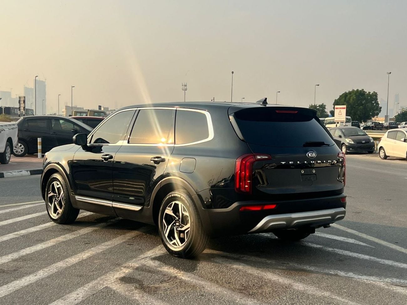 Kia Telluride LX 2020 Kia Telluride 3.8L V6 - Rear Camera & Sensor - Leather Seats With Rims -