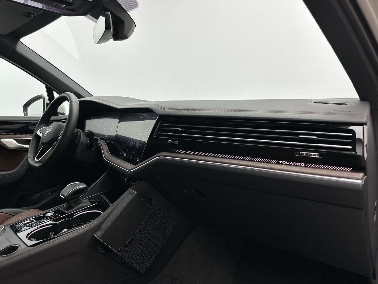 Volkswagen Touareg 3.0T TL (340 HP) Touareg Elegance + (REF#02757) - 44,100 AED SAVINGS from New Car