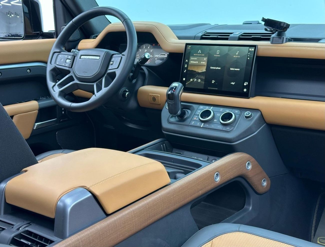 لاند روفر ديفندر P400 110 X-Dynamic 3.0L (5 Seater) 2024 Land Rover Defender P400 110 X-Dynamic, 5 Years Land Rover W