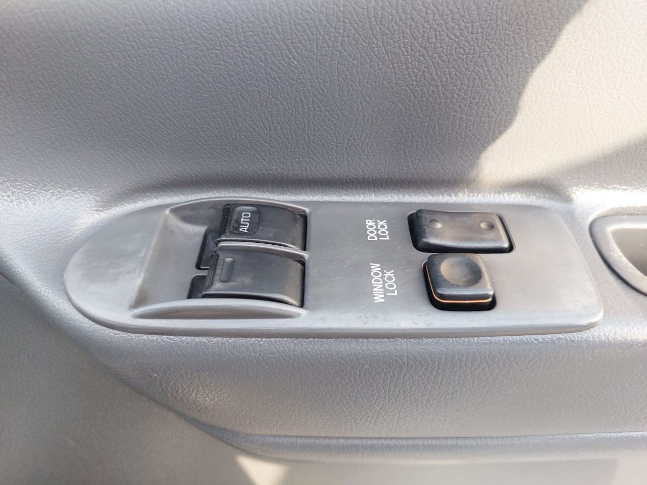 Toyota Hiace TOYOTA HIACE VAN RHD 2000 MODEL 3.0 L DIESEL AUTOMATIC(PM02372)