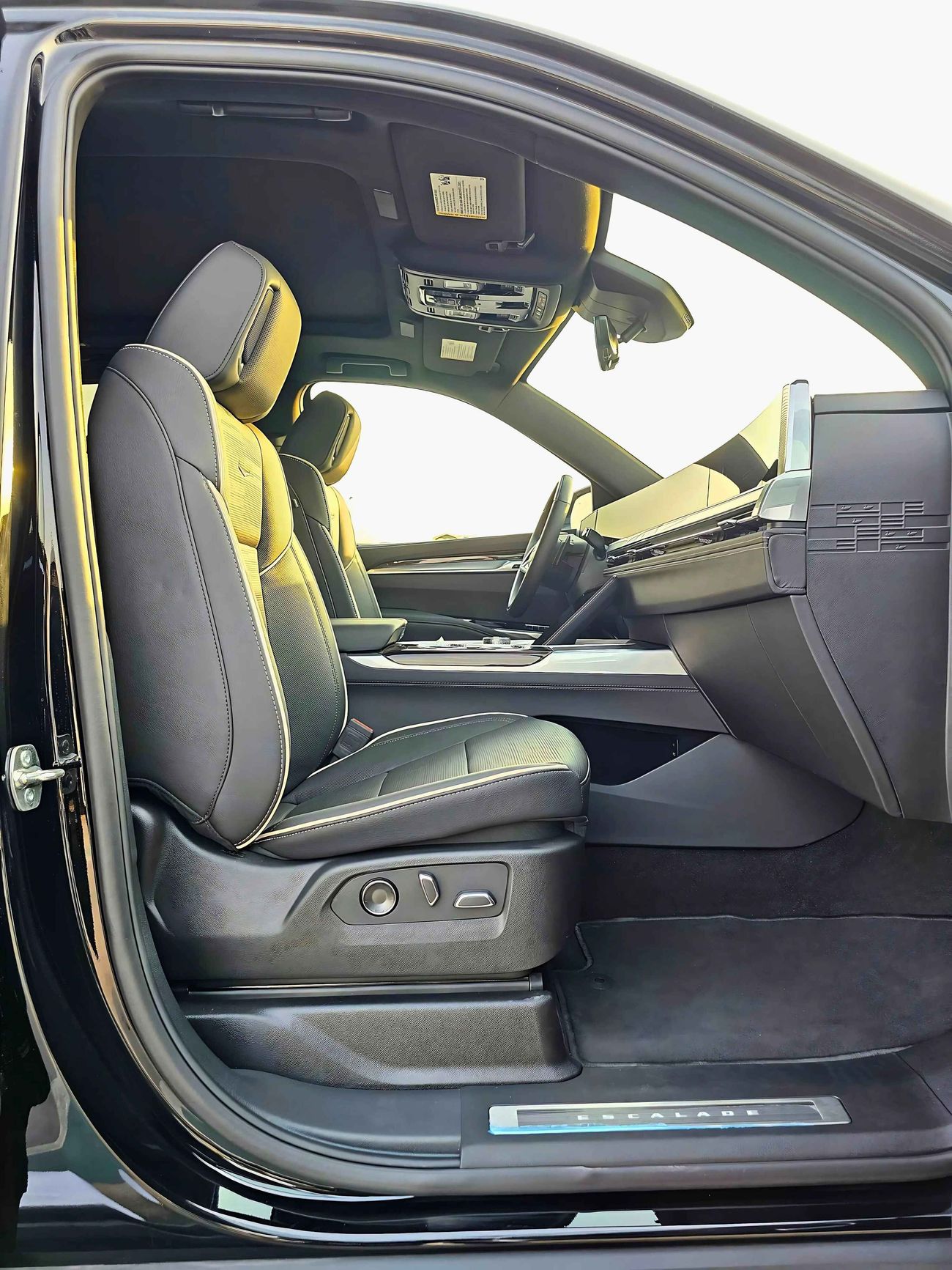 Cadillac Escalade PREMIUM LUXURY / 6.2L V8 / 4WD / FULL OPTION (CODE # 69098)