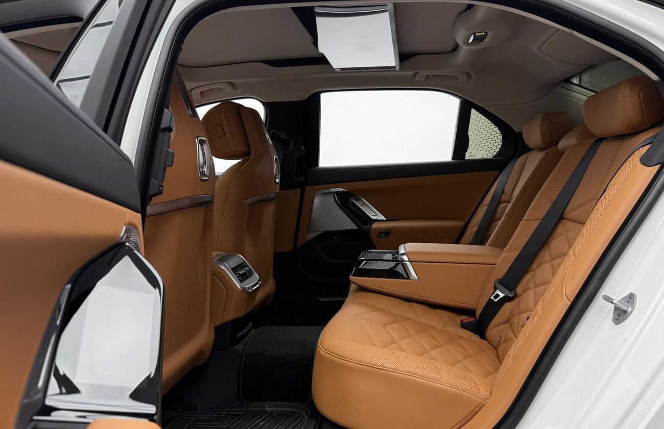 بي أم دبليو 735i *Brand New* 2025 BMW 735i Exclusive Pure, 2030 BMW Warranty + Service Pack, Delivery Kms, GCC