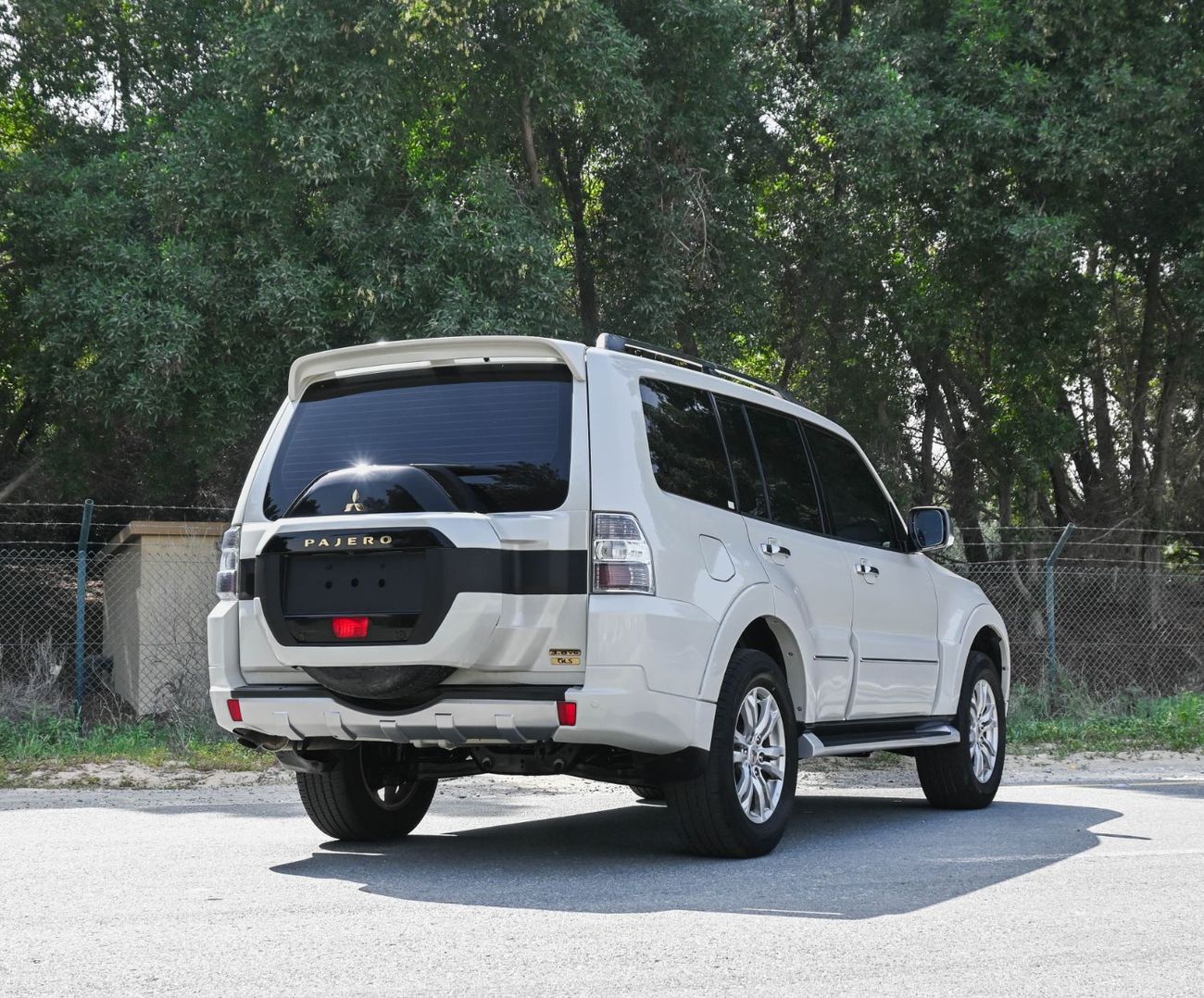 Mitsubishi Pajero GLS Mid 3.8L (274 HP) Mitsubishi Pajero 3.8L 2020 GCC Original Paint accident-free