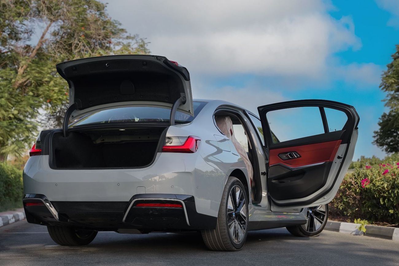 بي أم دبليو i3 2025 BMW I3 eDrive40L Night Sports Version