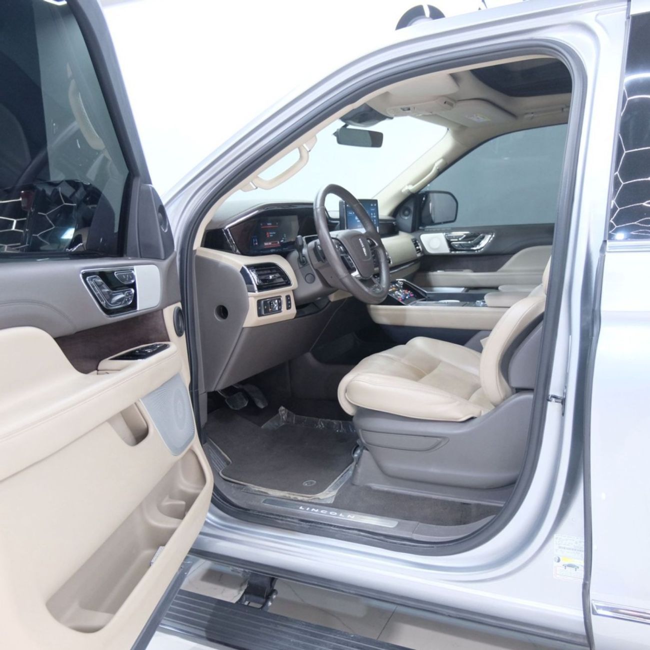 Lincoln Navigator Presidential 3.5L Lincoln Navigator LUX LWB full 4WD 2022 | Under Warranty | GCC Specs