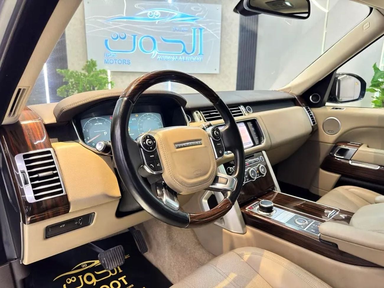 Land Rover Range Rover FACELIFT RR VOGUE || SUPERCHARGED || GCC SPECS || TOP RANGE || PANORAMIC