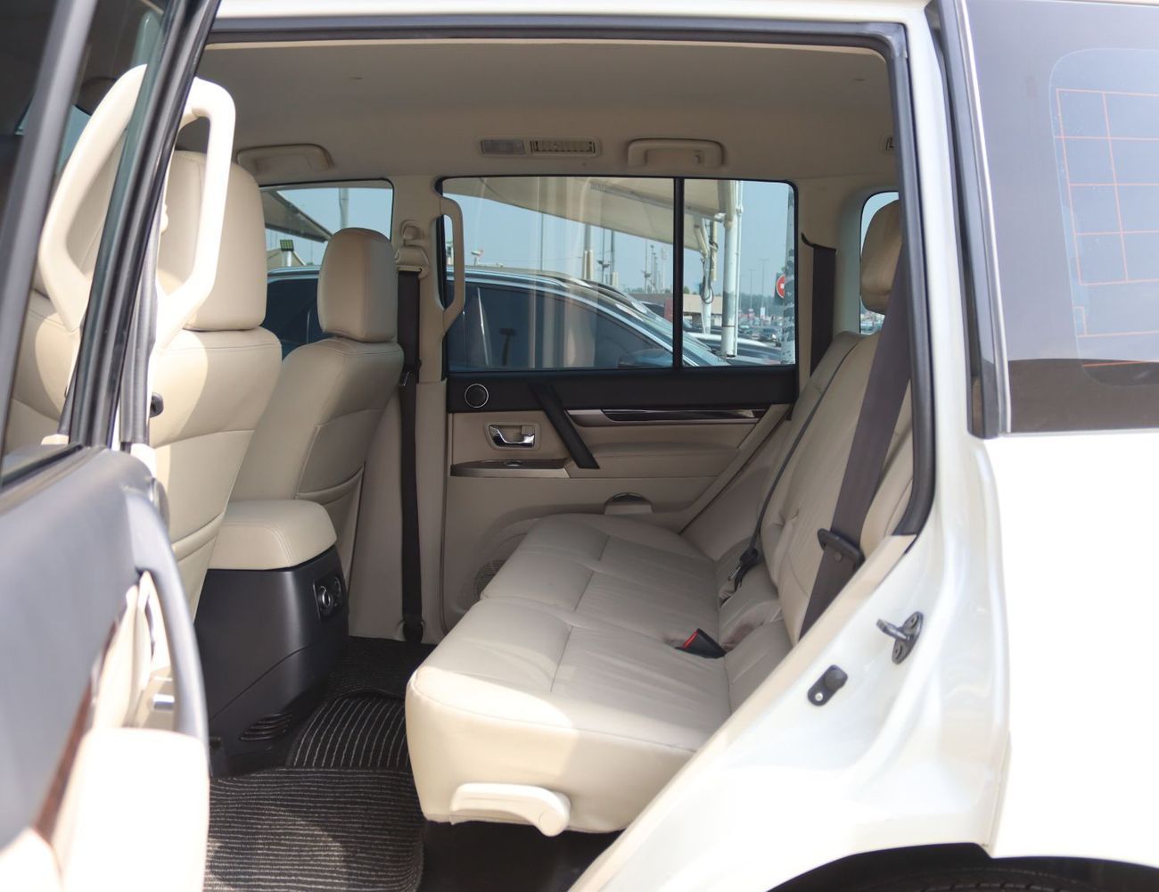 ميتسوبيشي باجيرو ميتسوبيشي باجيرو 2020- خليجى - بدون حوادث -  3.8L - (6)V -عدد7مقاعد - بحاله ممتازه