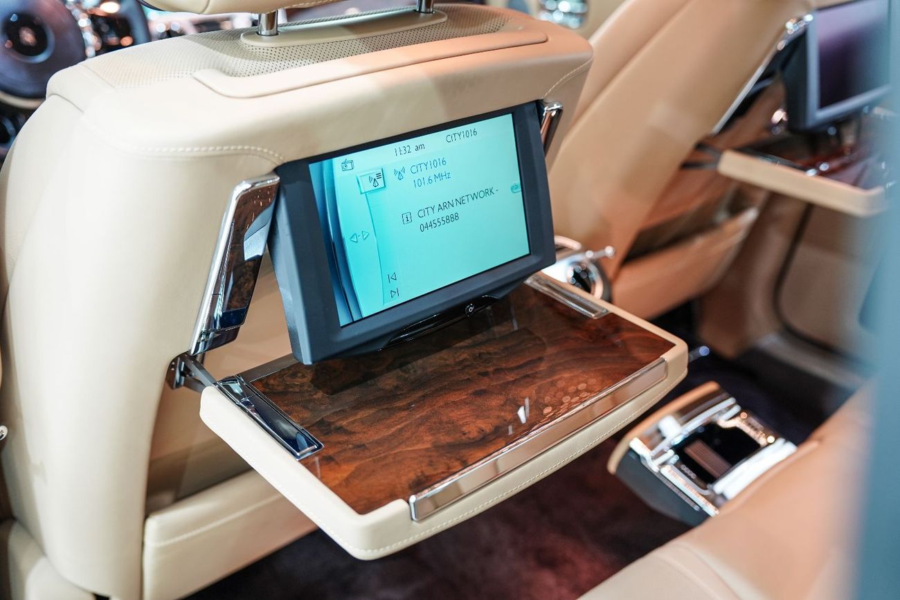 Rolls-Royce Ghost Std 6.6L Series II, Silver Satin Bonnet, Rear Entertainment, Starlight, Very Low KM, GCC Spec!!