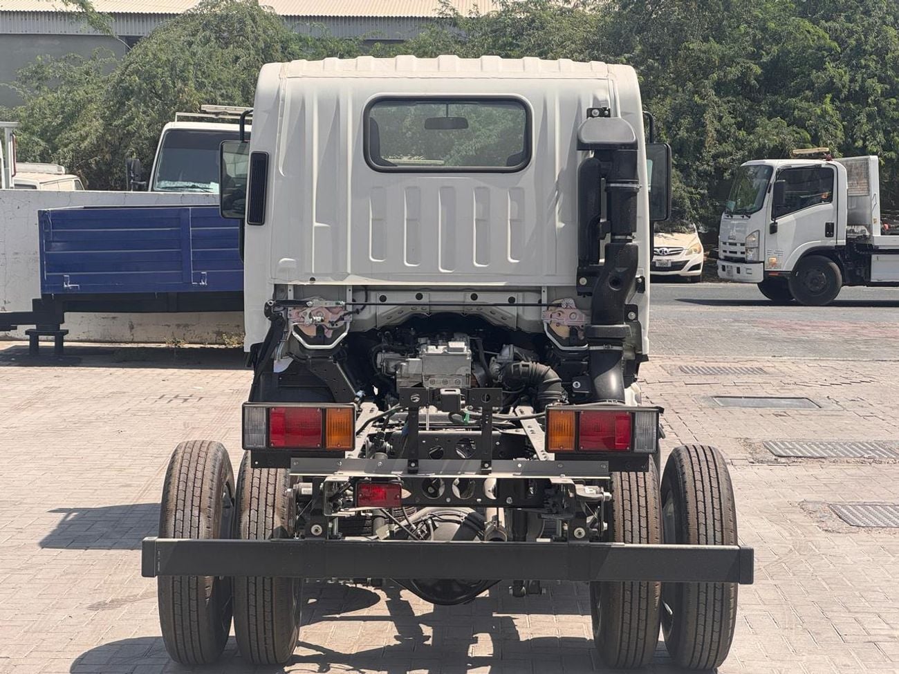 إيسوزو فوروارد Isuzu / N-Series NMR85 E22 Cab Chassis Truck 4x2 Short Wheel Base