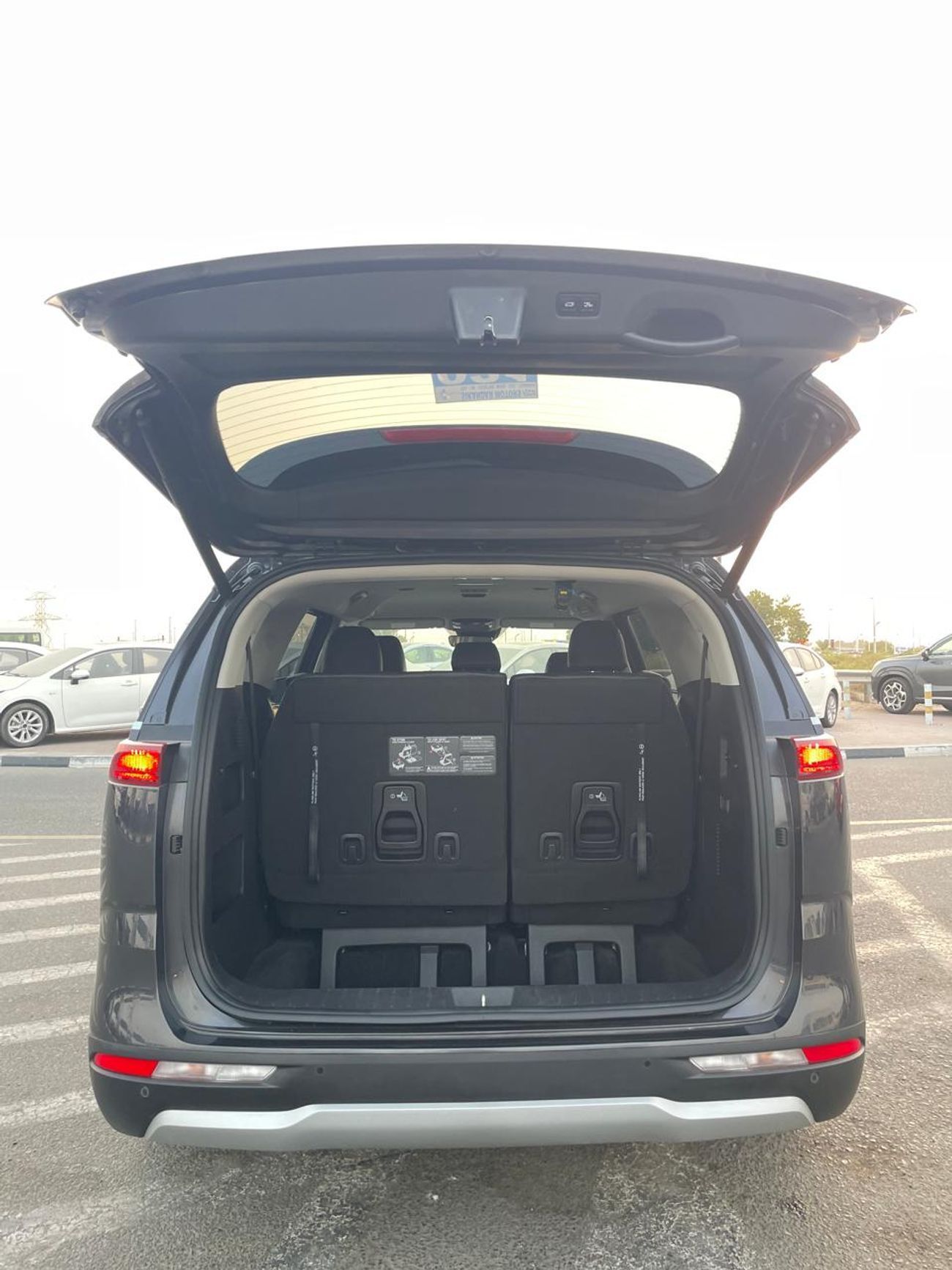 Kia Carnival 2022 EX 3.5L V6 - Full Option - 8 Seater - Front & Rear Radar Sensor - Trunk / Door Ful