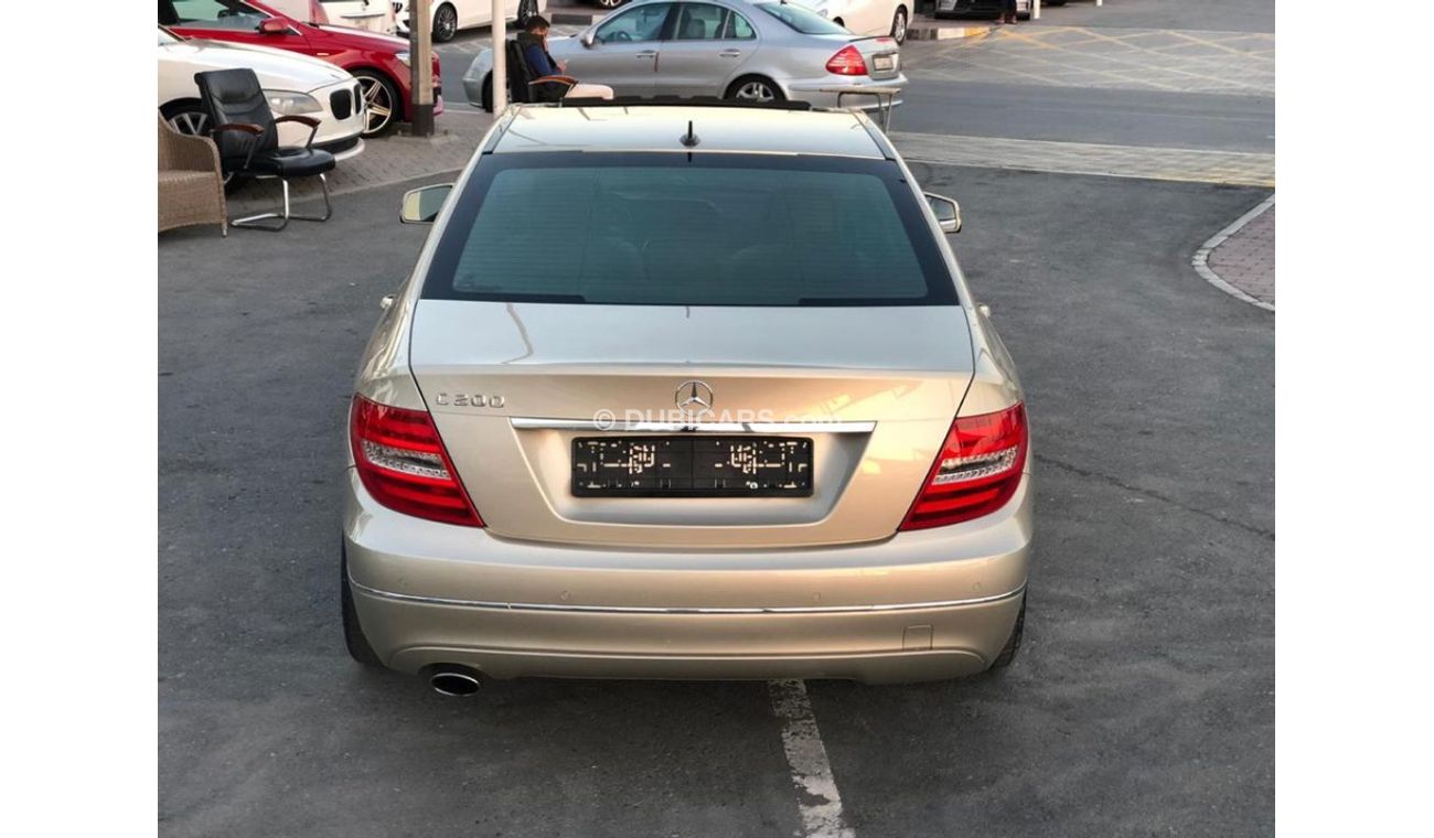 مرسيدس بنز C 200 موديل 2012 خليجي فل مواصفات كراسي جلد ومثبت سرعه وتحكم كهربي كامل ونظام صوت ممتاز وكاميرا خلفيه ومدخ