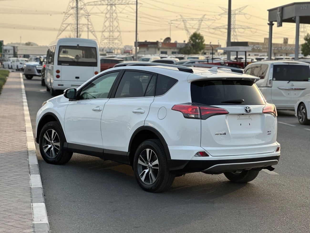 Toyota RAV4 XLE 4WD sunroof and Full Option