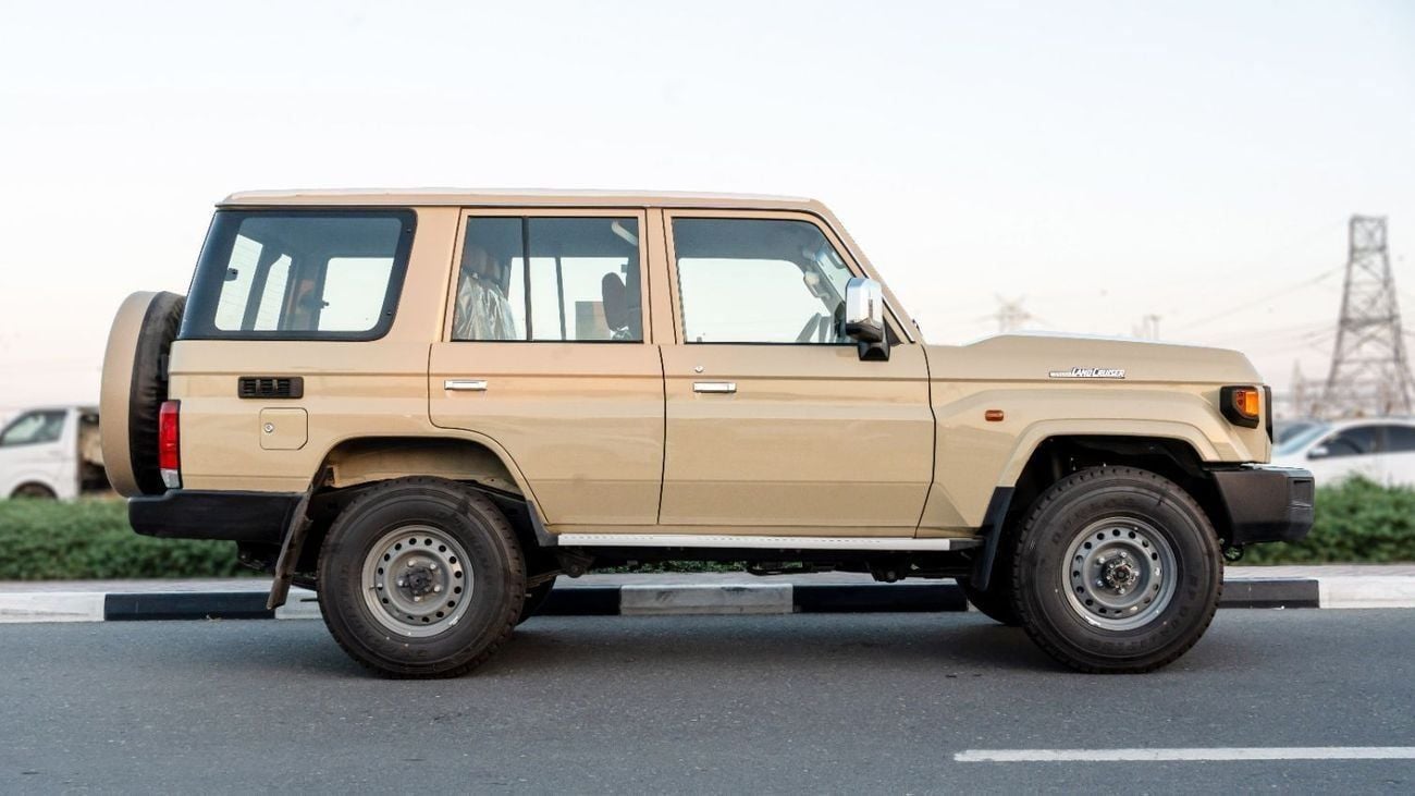 تويوتا لاند كروزر 70 HT VXR 2026 Toyota Land Cruiser LC76 4.0L AT Petrol (Beige-Brown) Basic