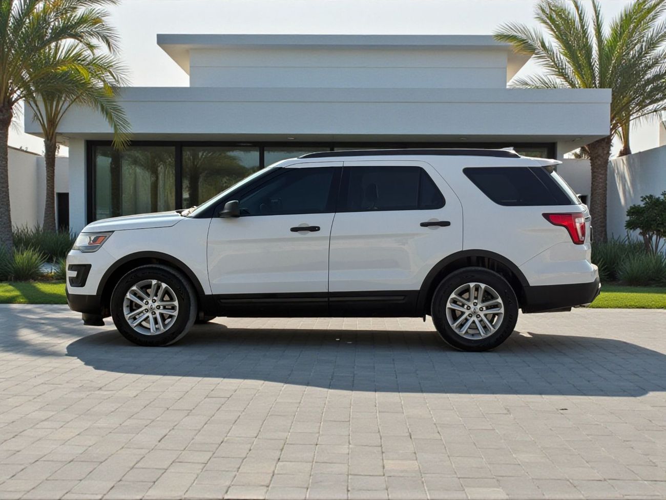 Ford Explorer FWD 3.5L V6 A/T | 2016 | GCC SPECS | WHITE EXTERIOR | AED 740 per month