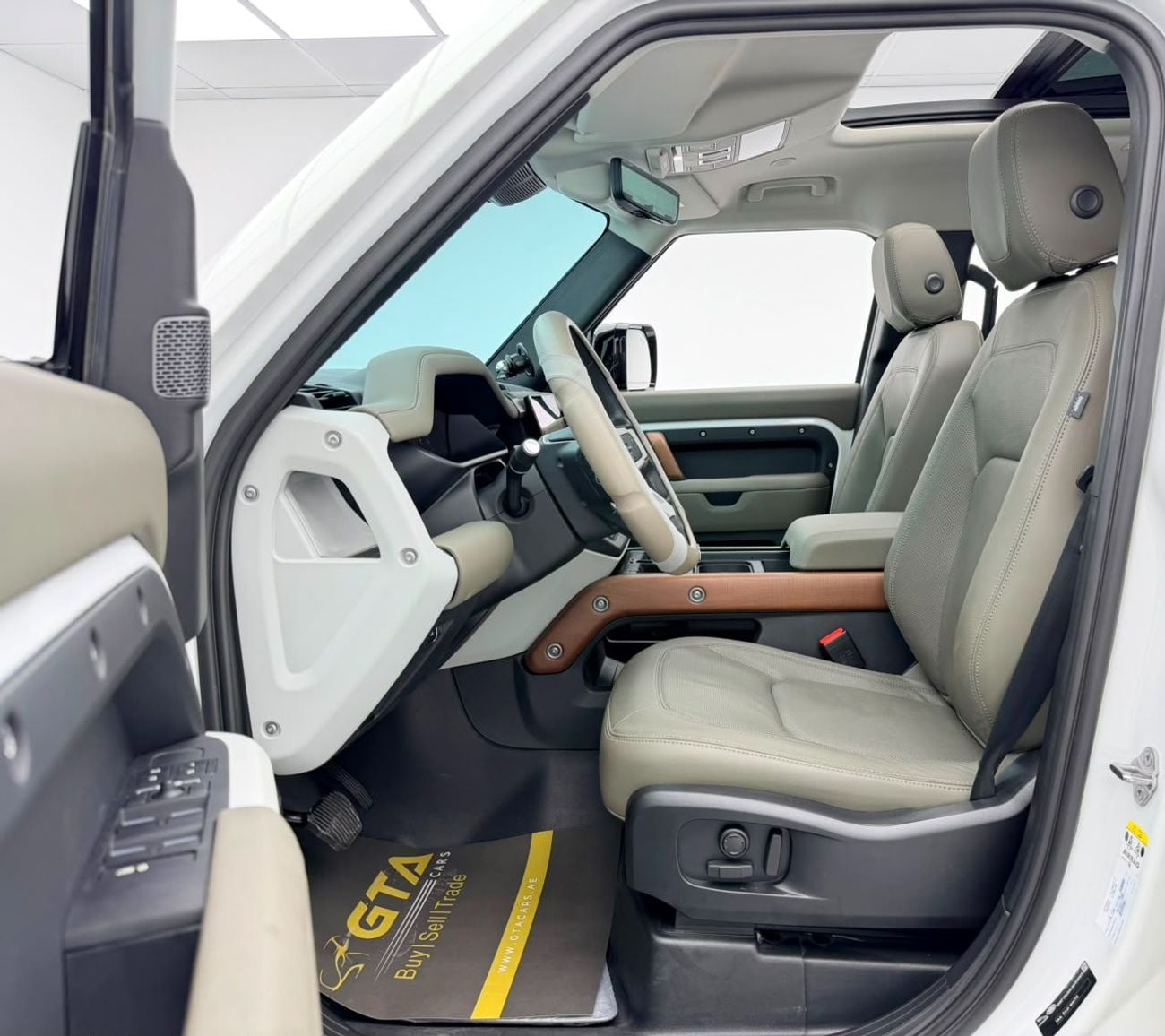 لاند روفر ديفندر 110 2024 Land Rover Defender 110 SE P300, Feb/2029 Land Rover Warranty + Service Pack, Full Service Hist