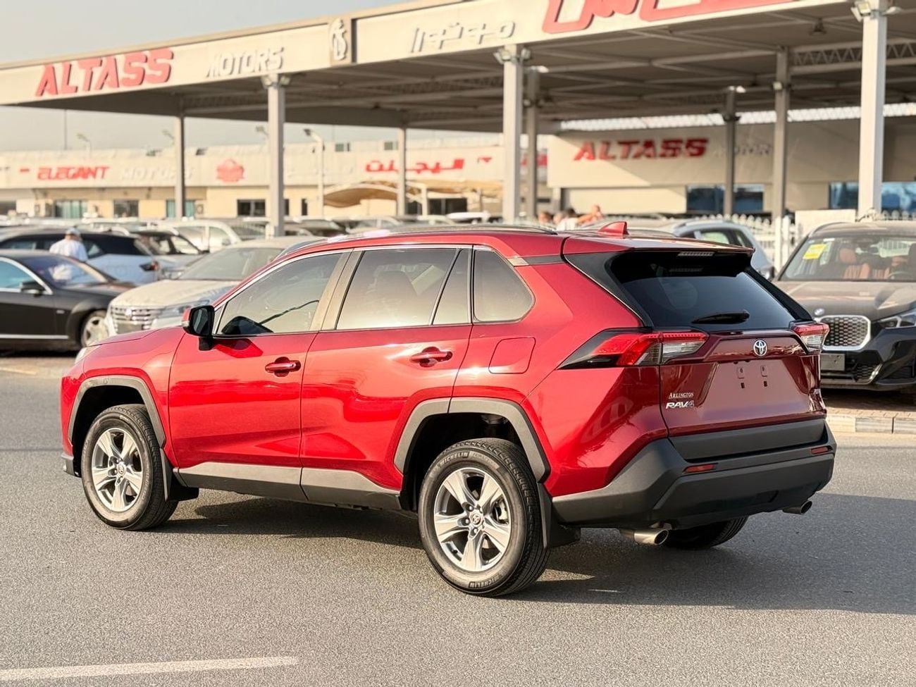 تويوتا راف ٤ XLE 2.5 L | sunroof, push start low mileage full option
