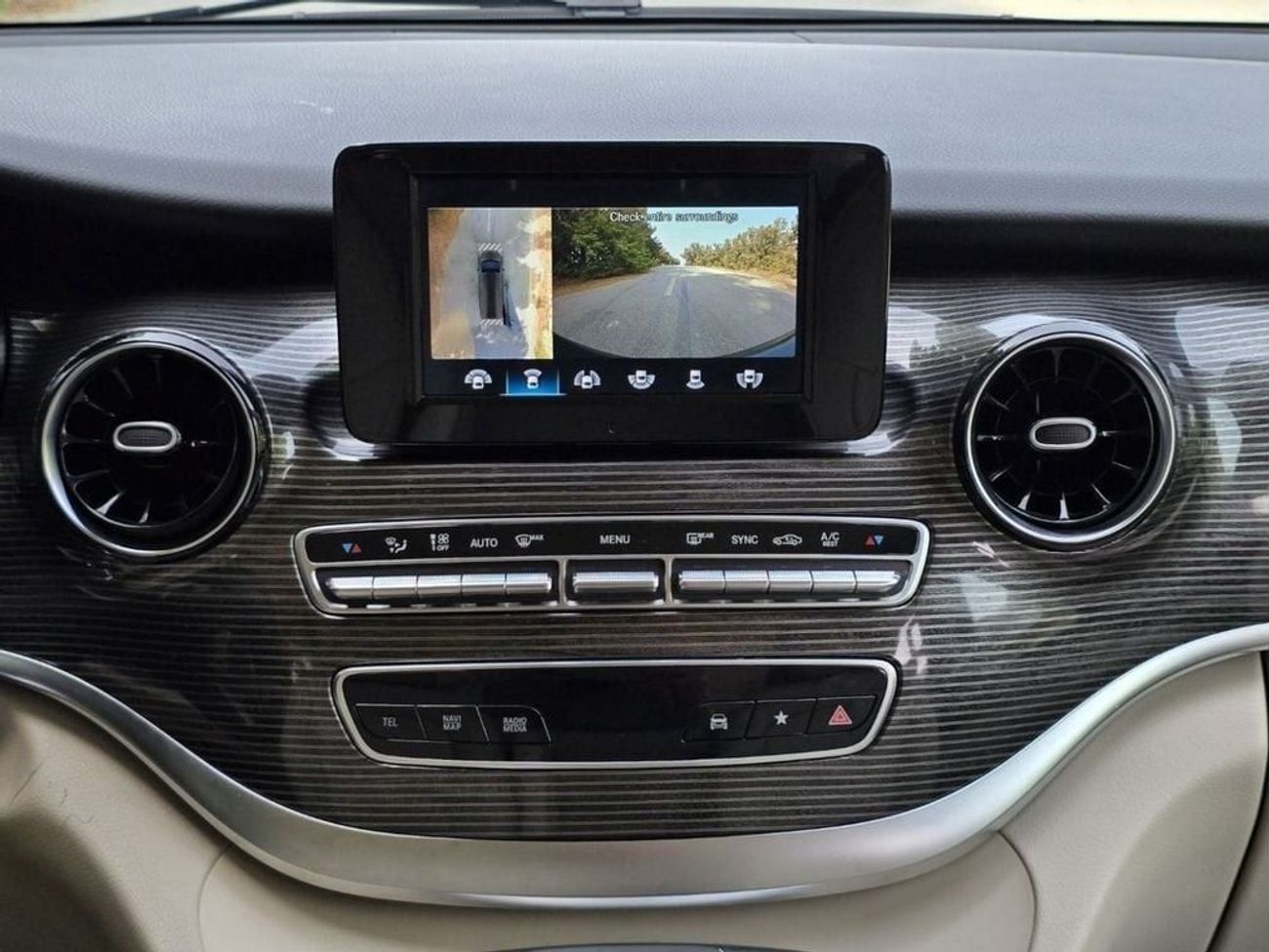 Mercedes-Benz V 250 Std 2.1L MERCEDES V-250 2022 GCC FULL OPTION // ACCIDENT FREE // PERFECT CONDITION