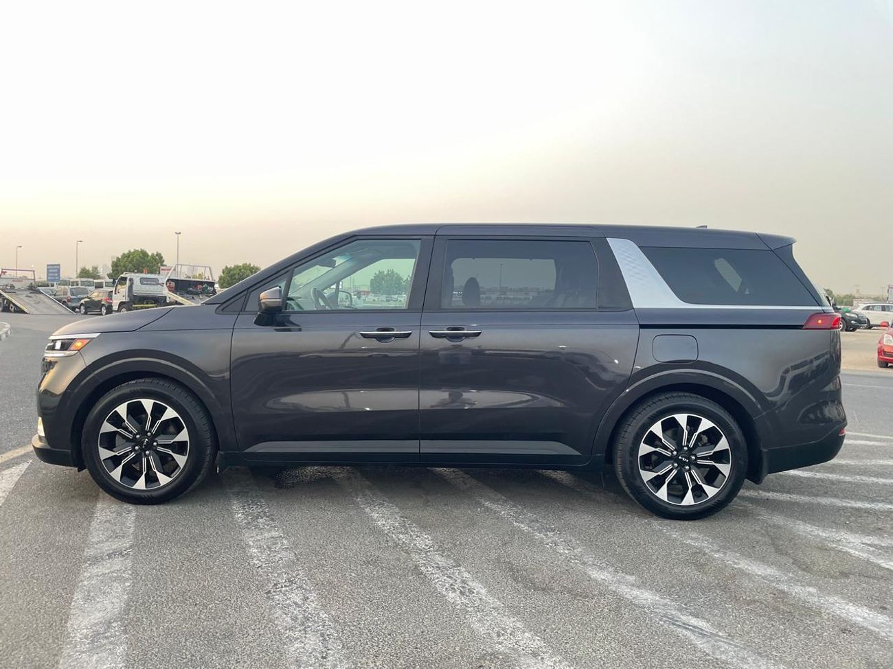 Kia Carnival 2022 EX 3.5L V6 - Full Option - 8 Seater - Front & Rear Radar Sensor - Trunk / Door Ful