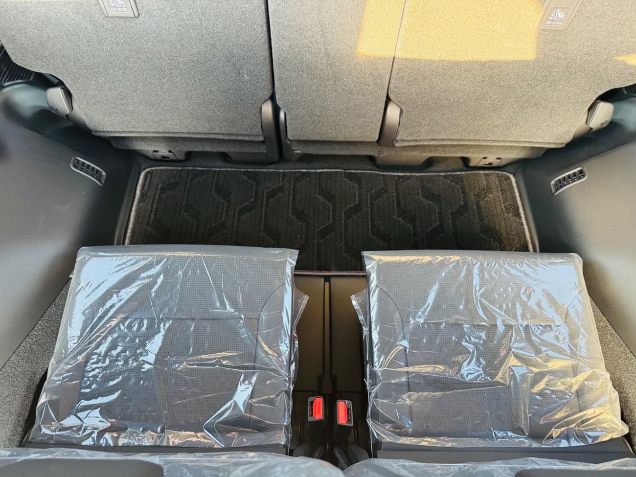 تويوتا لاند كروزر Zx top of the range white with black interior