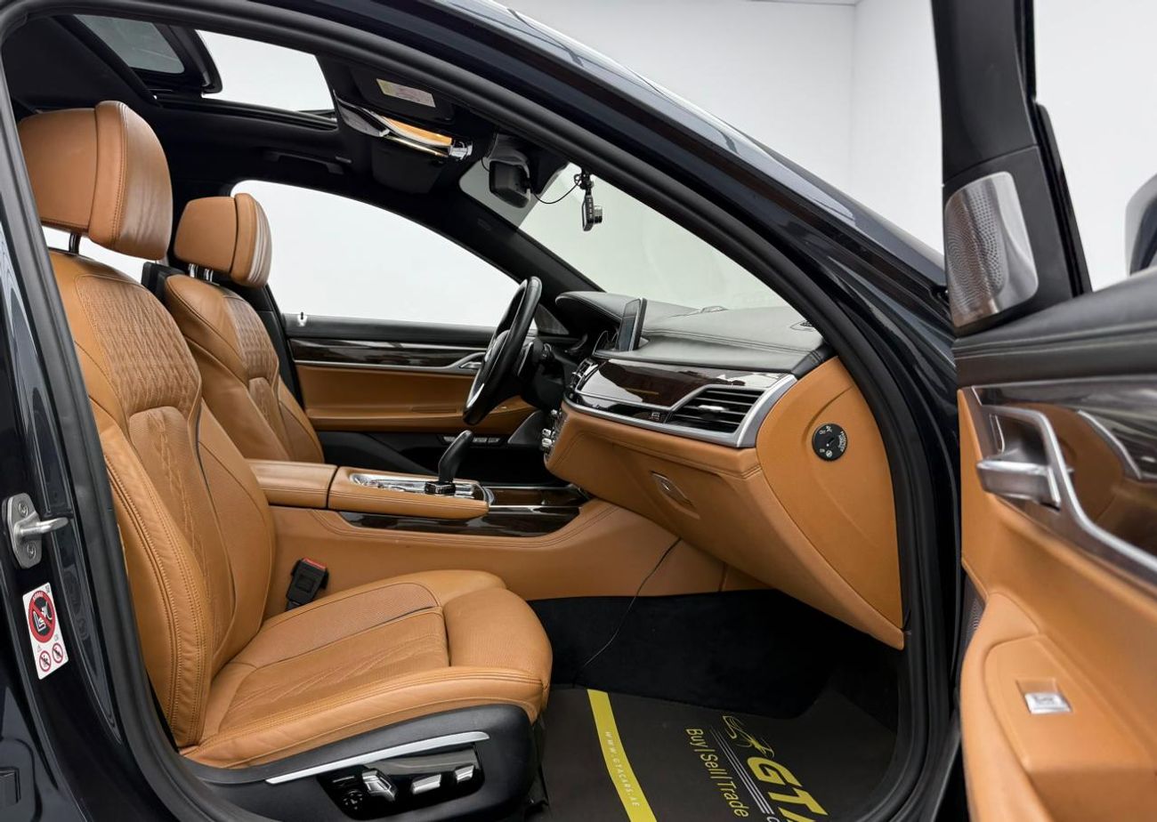 بي أم دبليو 750Li 2017 BMW M750Li xDrive, Full Service History, Fully Loaded, Excellent Condition, GCC