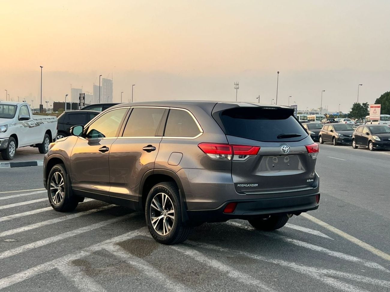 Toyota Highlander LE (NON GCC) 2019 Toyota Highlander 3.5L V6 - AWD 4x4 - Rear Camera - Leather seat 7 -