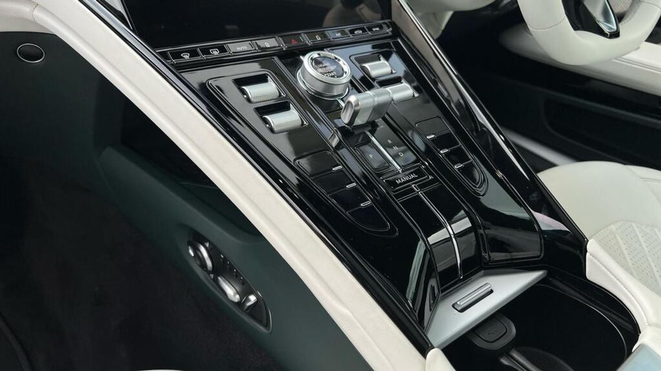 أستون مارتن DB12 2026 Aston Martin DB12 4.0 V8 Auto Euro 6 (s/s) 2dr (EXPORT ONLY ) Right hand Drive