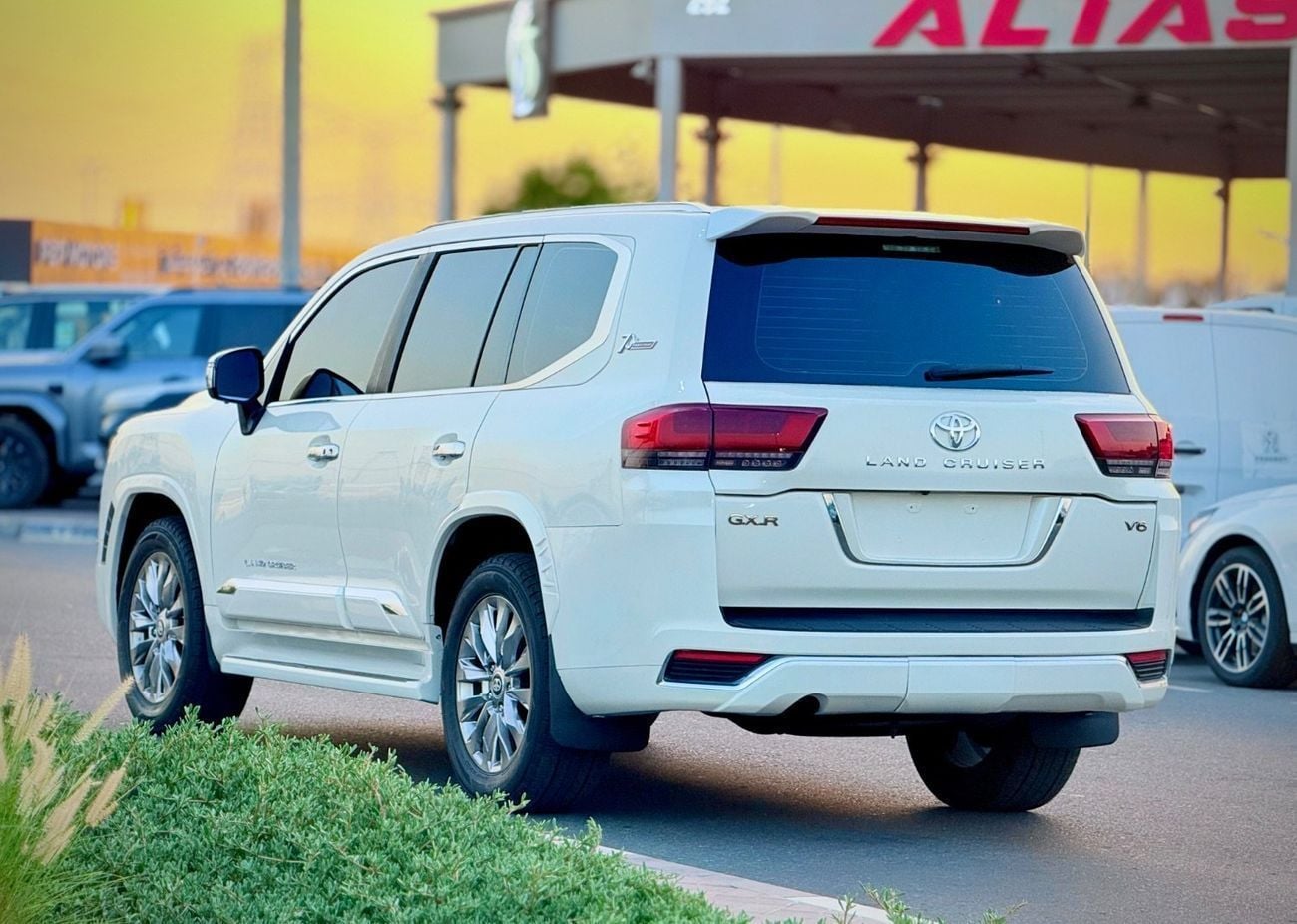 تويوتا لاند كروزر GXR 2015 FACELIFTED 2025 WITH INTERIOR AND EXTERIOR FULL OPTION V6 GCC SPECIFICATION