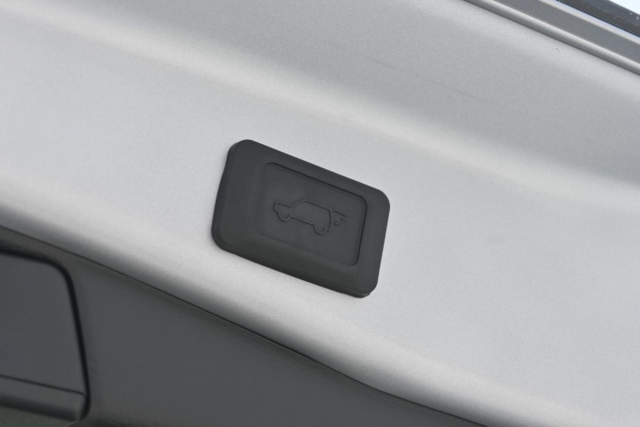 Toyota RAV4 Toyota RAV4 Limited 2.5L Hybrid, AWD, Model 2025 Color Silver