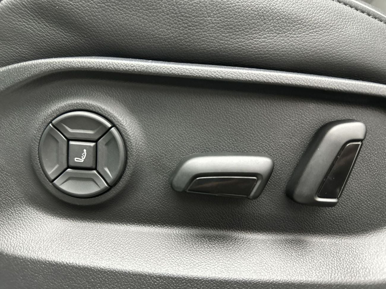 فولكس واجن طوارق Touareg R-Line + (Ref#00130)