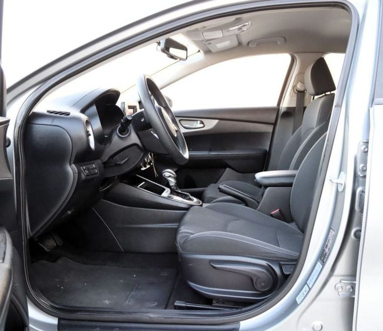 كيا سيراتو EX خالية من الحوادث - خليجي - مكينة 1600 سي سي - بحالة الوكالة من الداخل والخارج