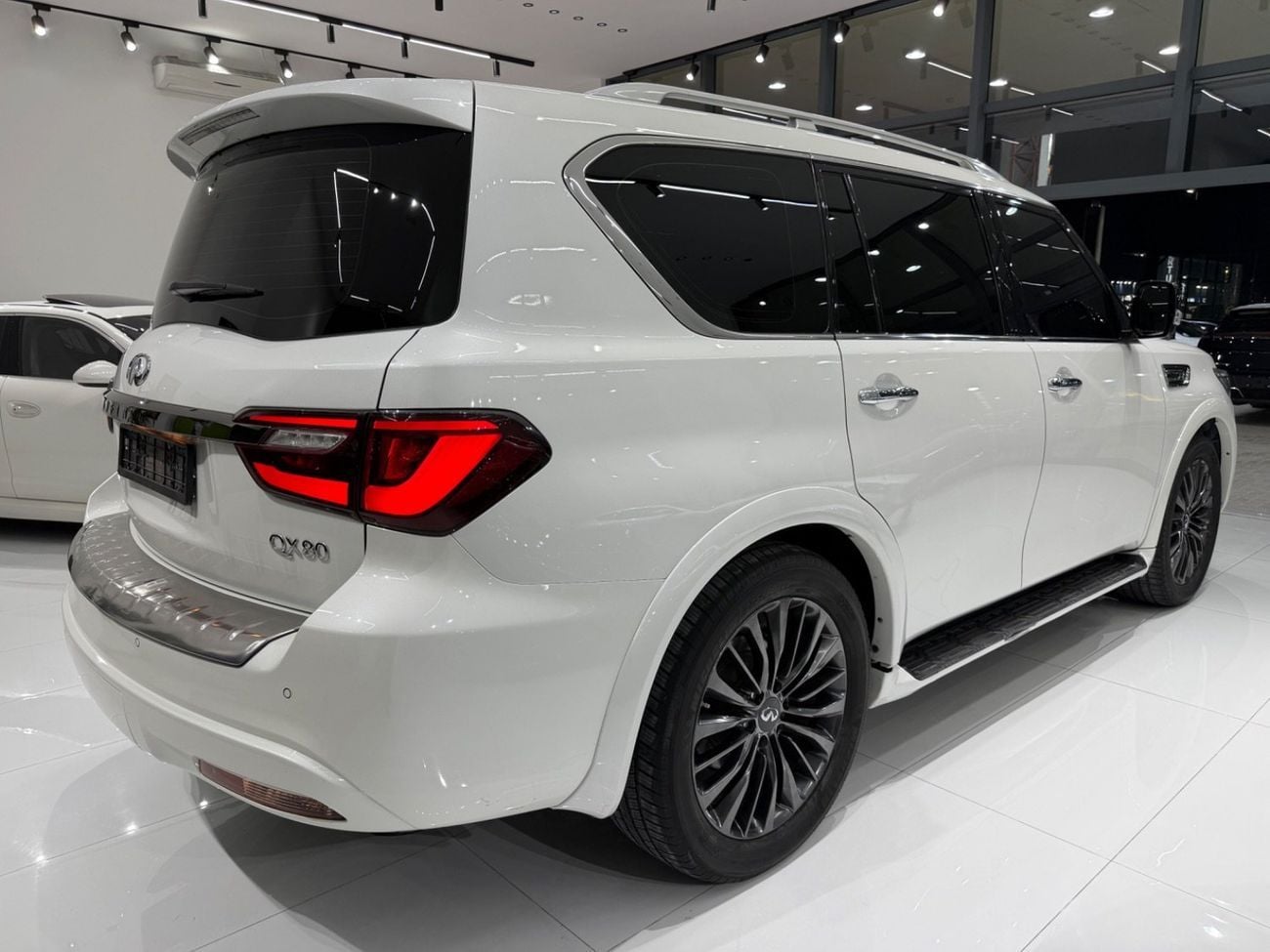 Infiniti QX80 LUXE SENSORY PROACTIVE