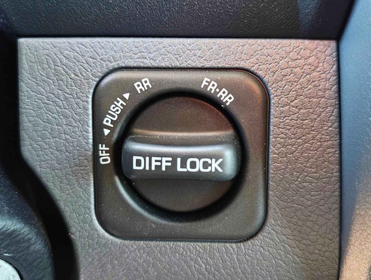 Toyota Land Cruiser Pick Up / DOUBLE CABIN / 4.2L V6 DIESEL M/T / LEATHER SEATS / DIFFLOCK , SNORKEL / 4WD (CODE # 68084)