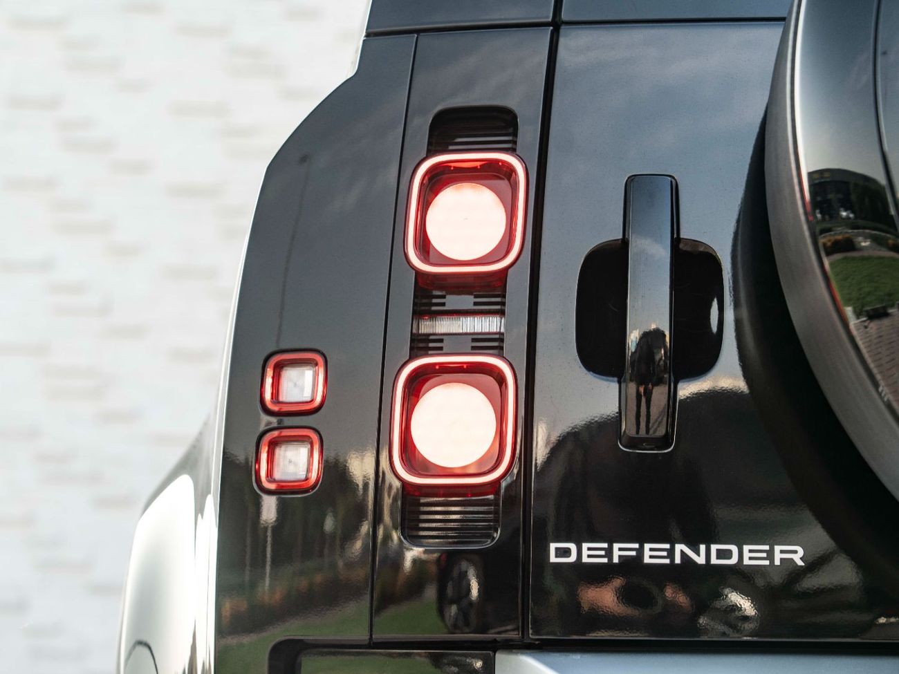 Land Rover Defender P400 110 HSE 3.0L (5 Seater)