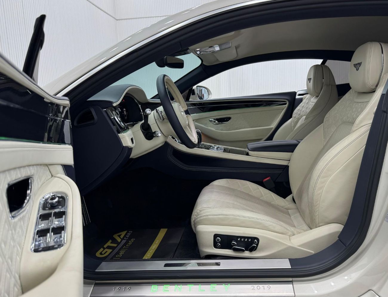 بنتلي كونتيننتال جي تي 2019 Bentley Continental GT, One Year Warranty, Full Service History, GCC