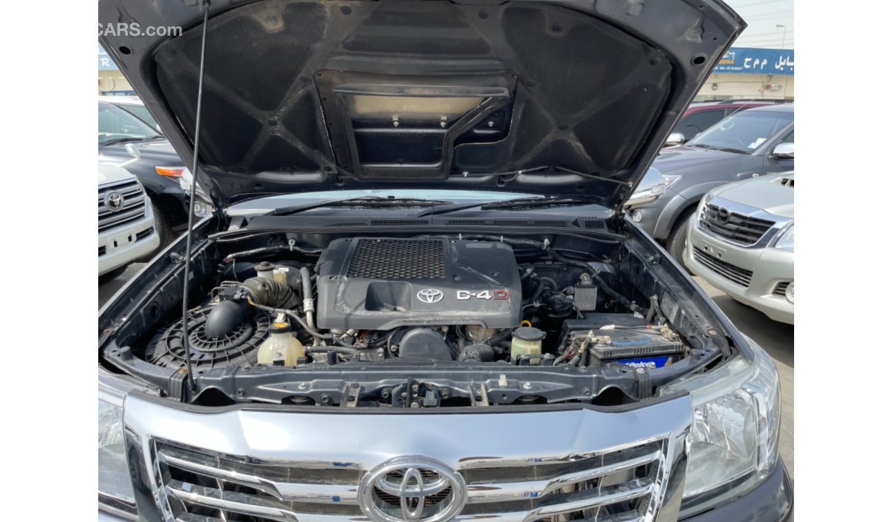 تويوتا هيلوكس Toyota Hilux Diesel engine 3.0 gray color car very clean and good condition