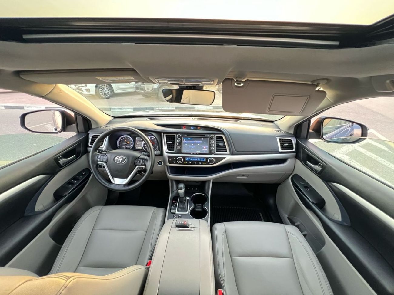 Toyota Highlander 2018 TOYOTA HIGHLANDER XLE   3.5L V-6 //   4 WHEEL DRIVE - 4X4 // SUNROOF //  PUSH START   // LEATHE