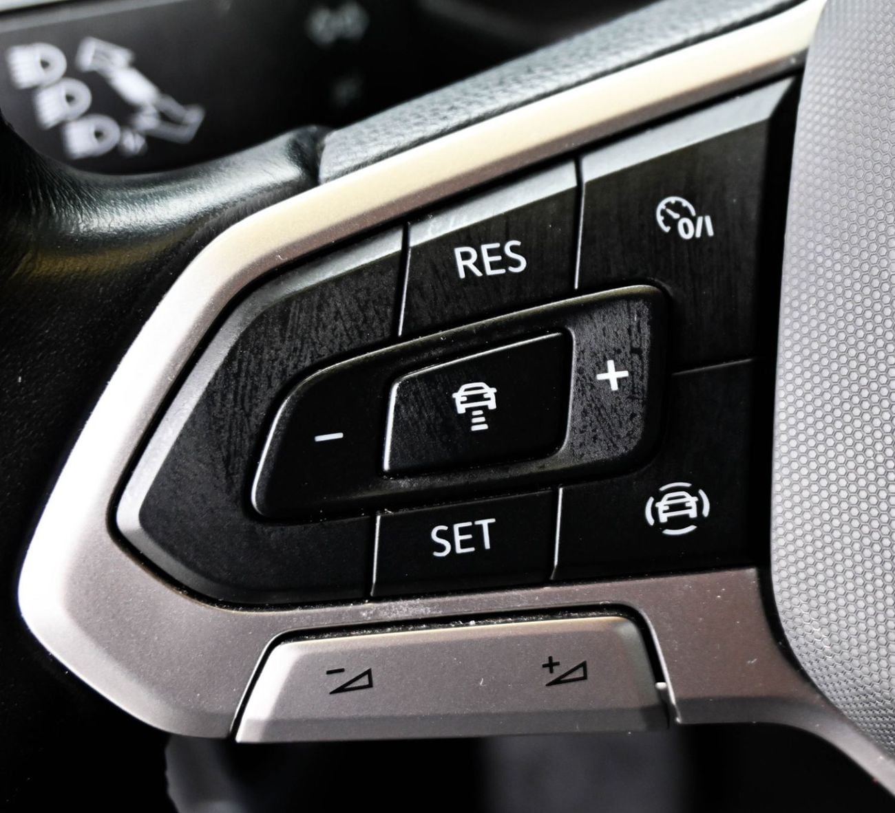 Volkswagen T ROC Life 1.4L VOLKSWAGEN T ROC 2023 1.4L GCC   accident-free Excellent Condition 1019  AED Monthly