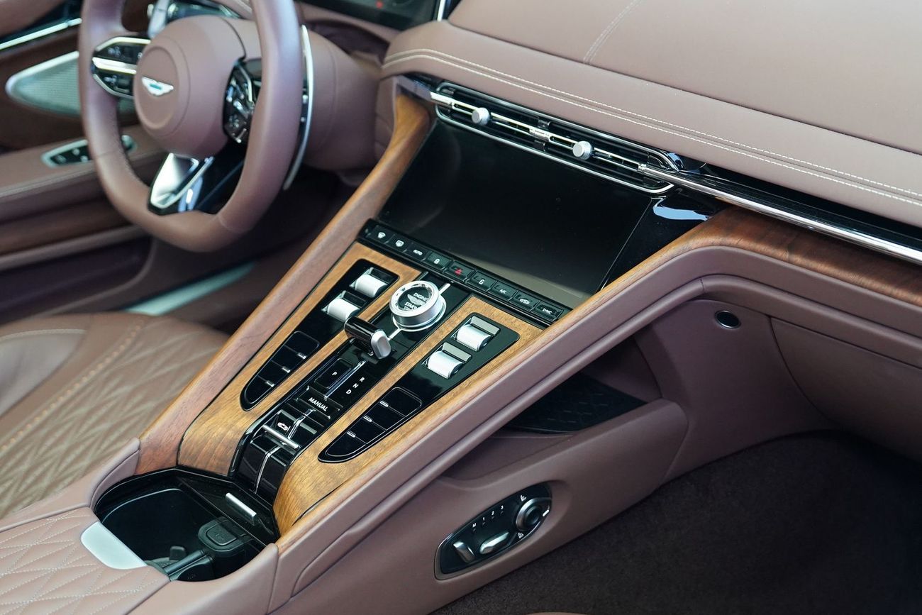 أستون مارتن DB12 VOLANTE