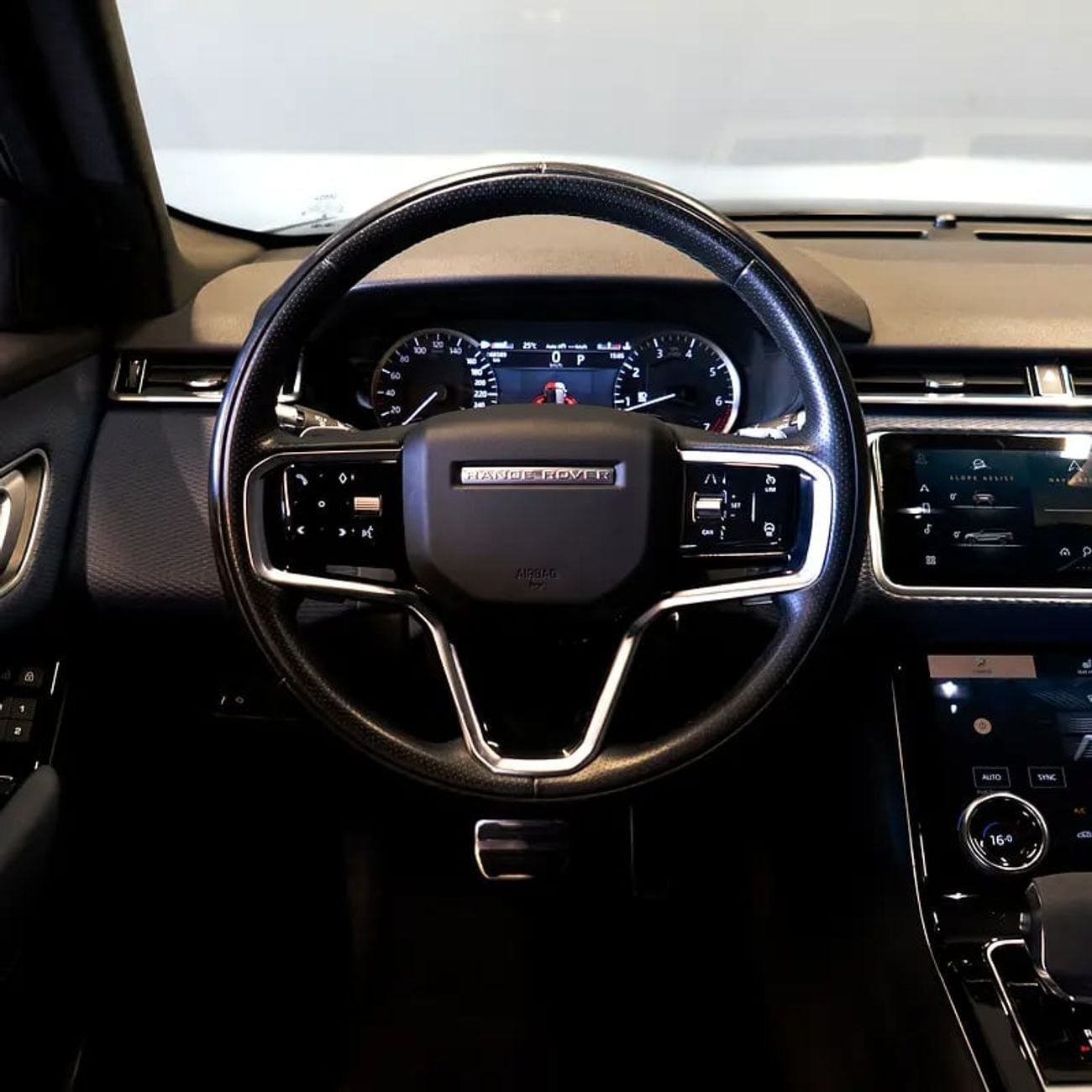 لاند روفر رينج روفر فيلار AED 3,065 p.m • 0% Downpayment • Velar R-Dynamic • 1 Year Warranty • Full Service History