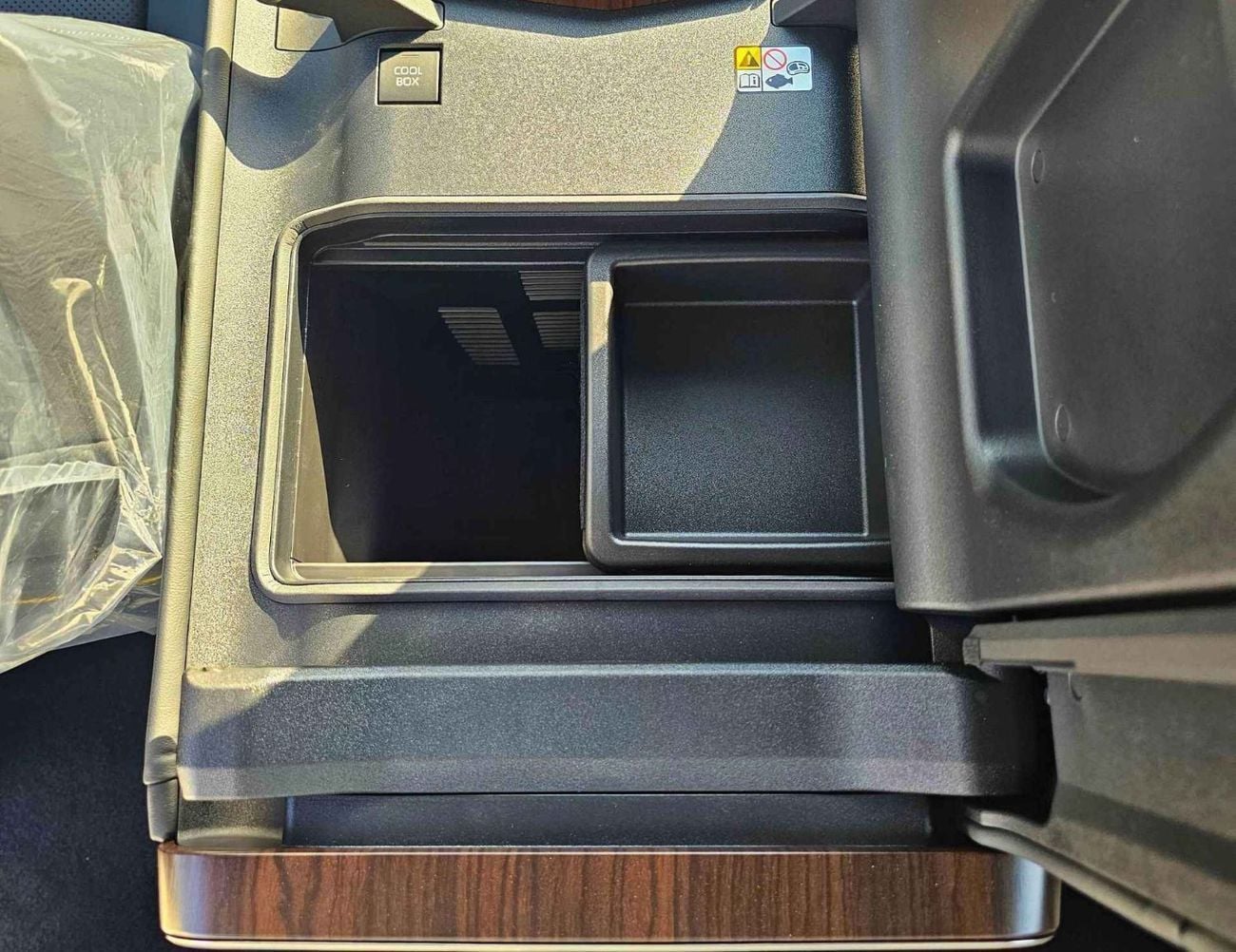 Toyota Land Cruiser GXR TWIN TURBO || 3.5L V6 PETROL | REAR ENTERTAINMENT SCREEN (CODE # GXR3M2)