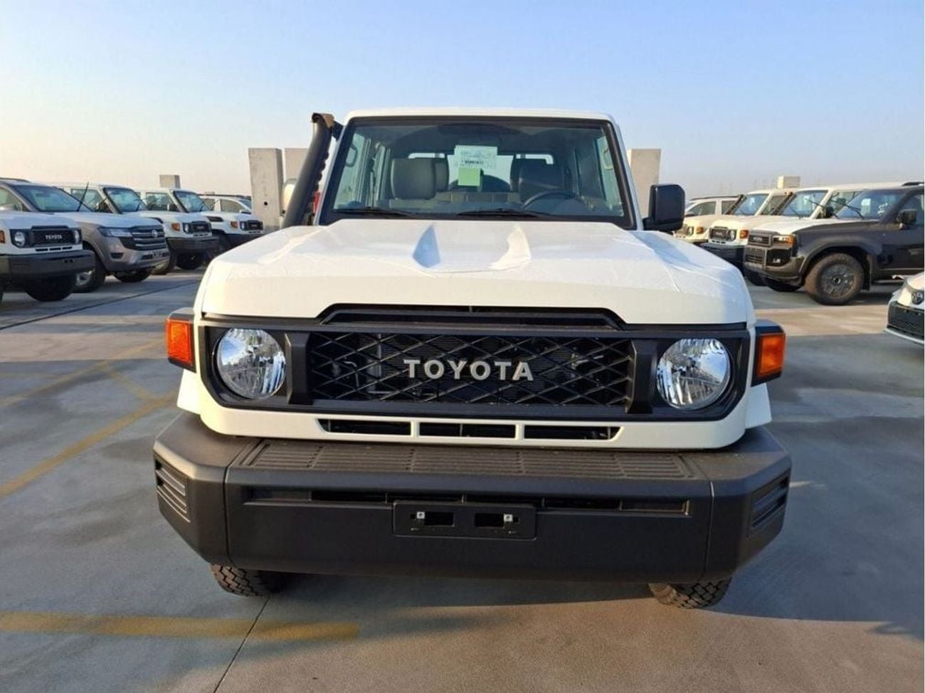 Toyota Land Cruiser Pick Up Double Cab 2.8L AT Diesel V4 with warranty