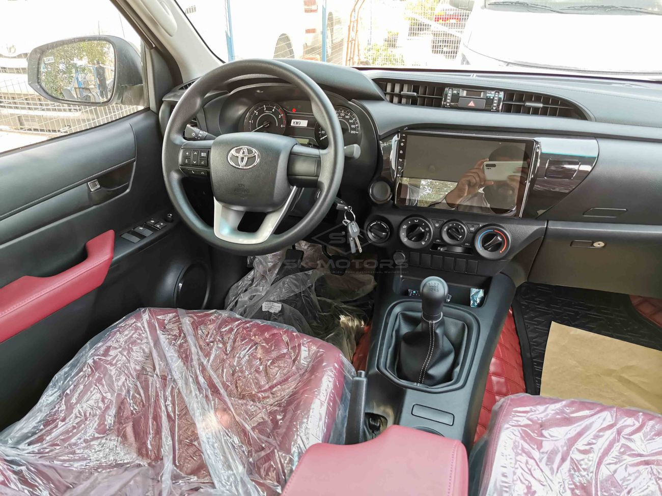 Toyota Hilux 2.4L Diesel, 17" Rims, Power Heat Switch, Rear Camera, Bluetooth-DVD, Fog Lights (CODE # THMO02)