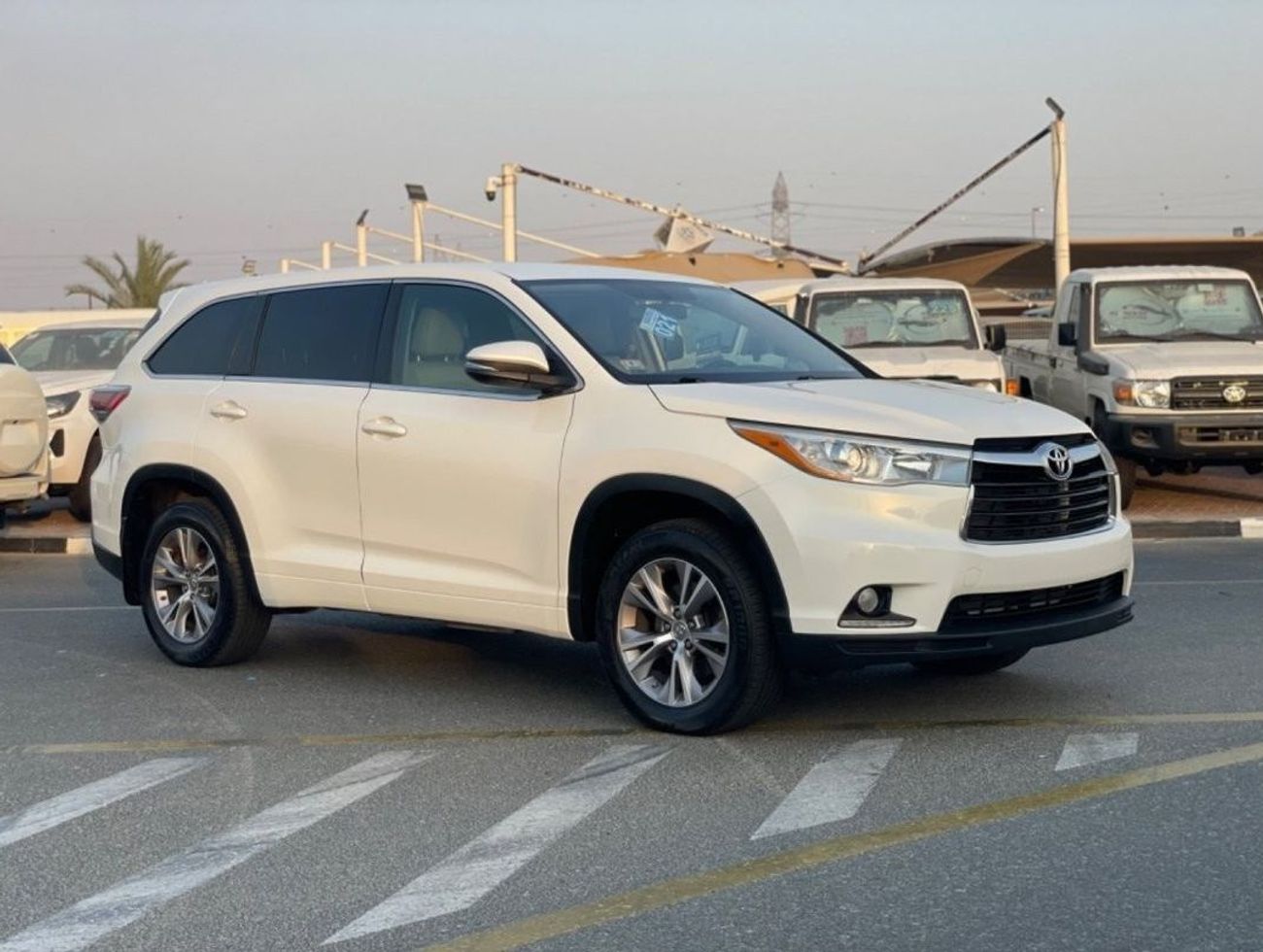 تويوتا هايلاندر 2015 Toyota Highlander LE+ 4x4 AWD - Trunk Auto Rear CAM - 7 Seater - 98,000 Mileage