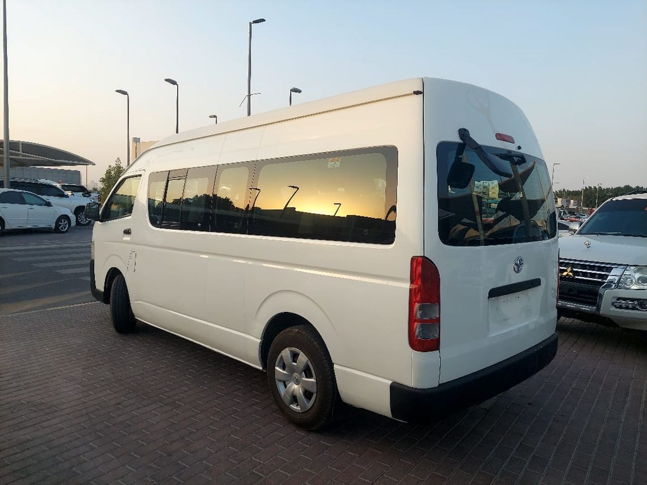 Toyota Hiace 2.7L PETROL HIGHROOF 13 SEATER MANUAL TRANSMISSION