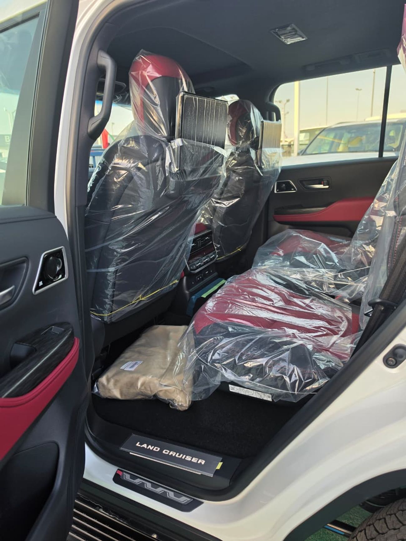 تويوتا لاند كروزر GR SPORT Toyota Land Cruiser LC300 GR Hybrid 2026 – فل أوبشن | أبيض خارجي | داخلية أحمر وأسود