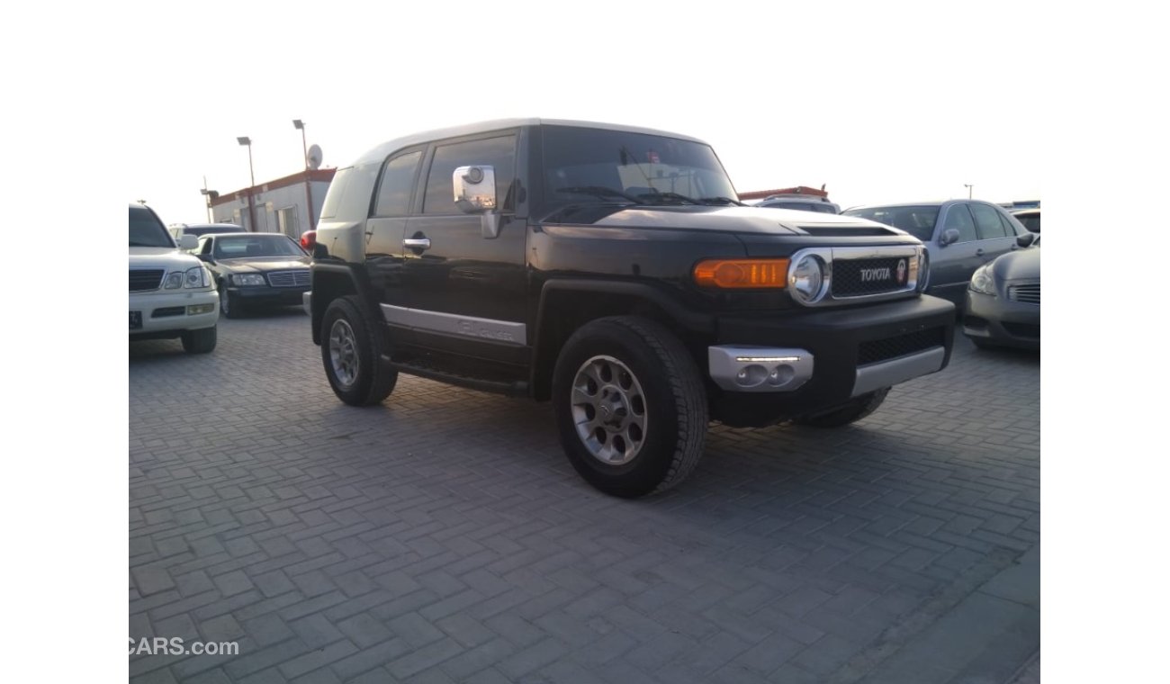 Toyota FJ Cruiser تويوتا FG كروزر موديل 2012 خليجي دفلك رقم 1