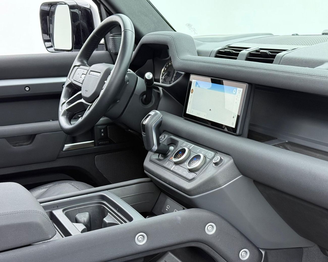 لاند روفر ديفندر P400 110 X-Dynamic SE 3.0L (5 Seater) 2023 Land Rover Defender P400 X-Dynamic SE, Warranty, Full Ser