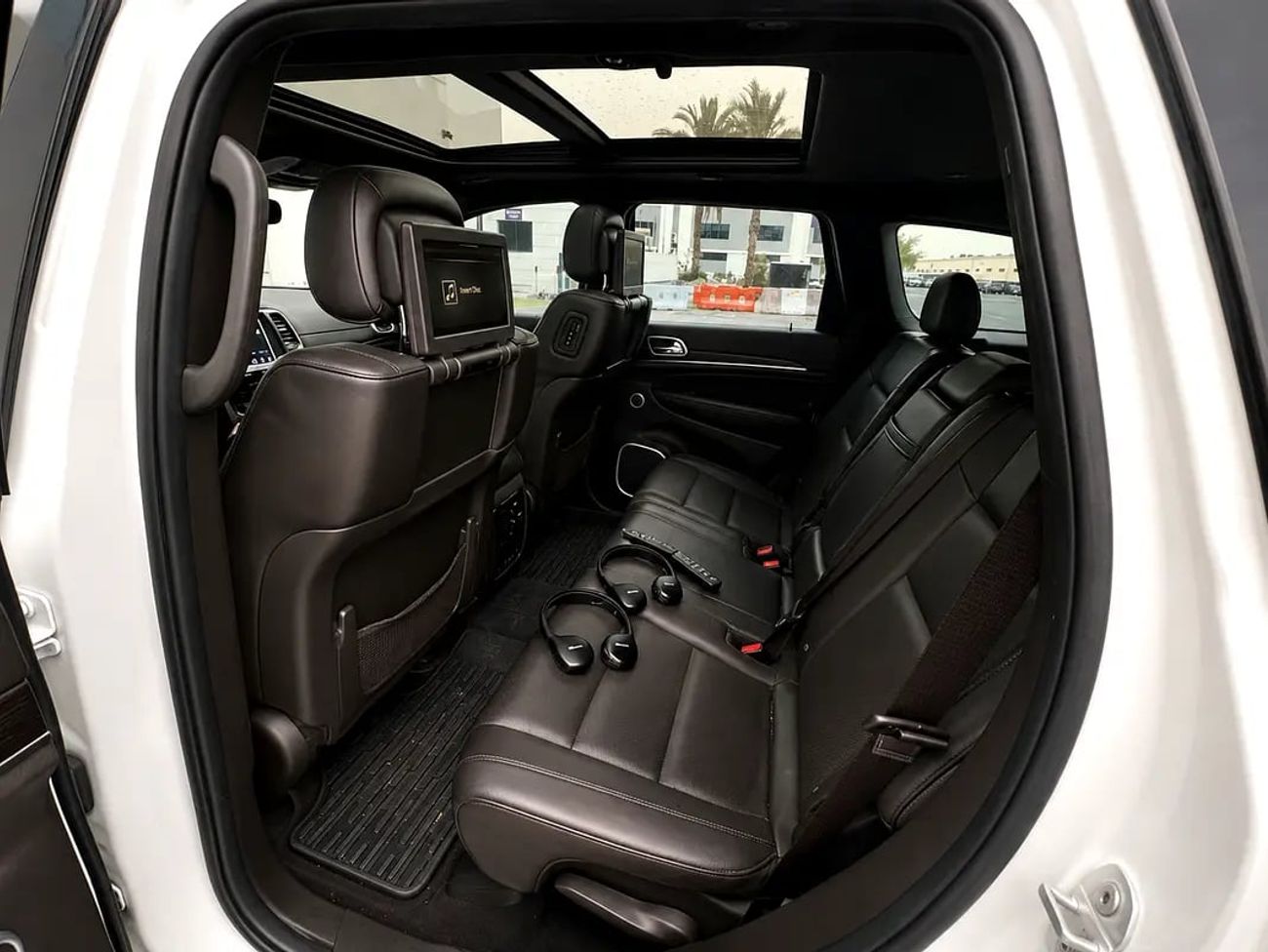 جيب جراند شيروكي SUMMIT 1,338 | Summit | 5.7L HEMI V8 | GCC Specs