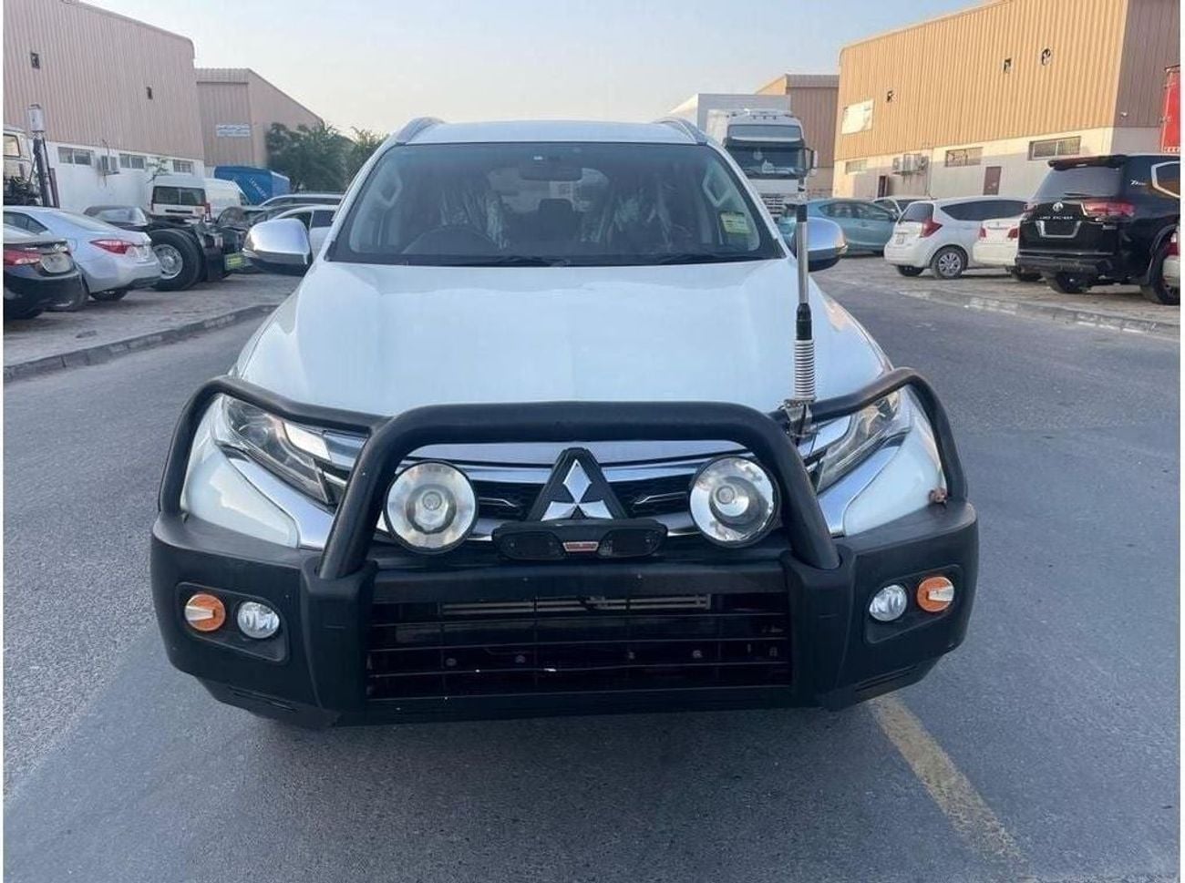 ميتسوبيشي باجيرو Diesel 2.4 Liter Right Hand Drive Automatic 4WD T.V Back Camera
