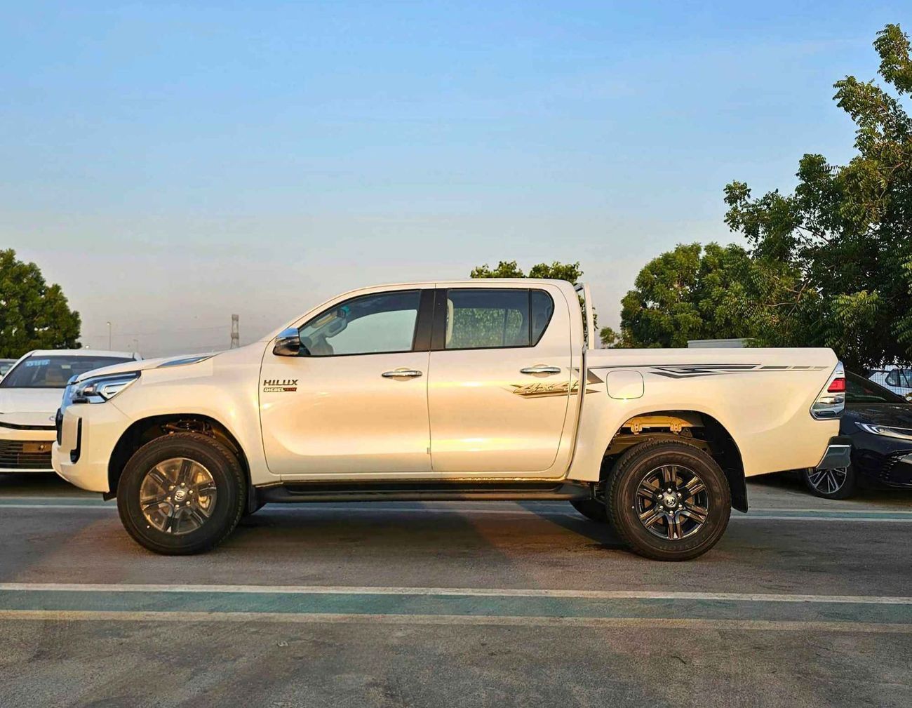 Toyota Hilux SR5 WIDE BODY / 2.4L DIESEL V4 A/T / REAR CAMERA / F/OPTION (CODE # HLD5I)